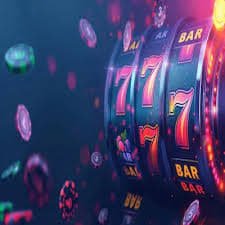 Layar live dealer gospin menampilkan meja baccarat dengan dealer langsung